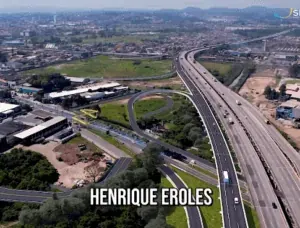 Rodovia de várias faixas em área industrial, com legenda de projeto viário
